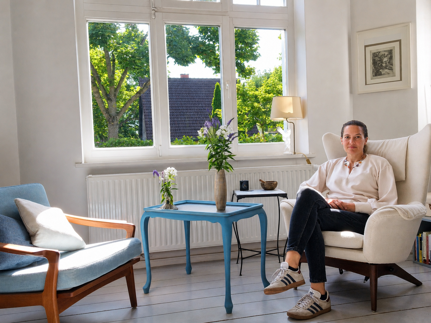 Dr. med. Constance Raimer im Gesprächsraum ihrer Praxis
