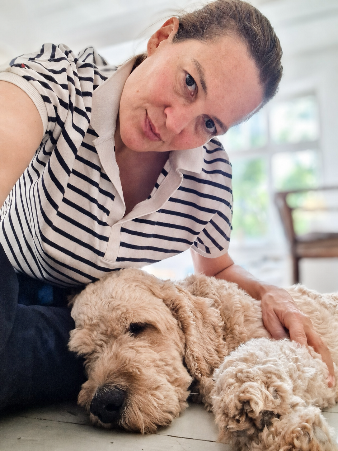 Dr. med. Constance Raimer in einer ruhigen persönlichen Momentaufnahme mit ihrem Hund