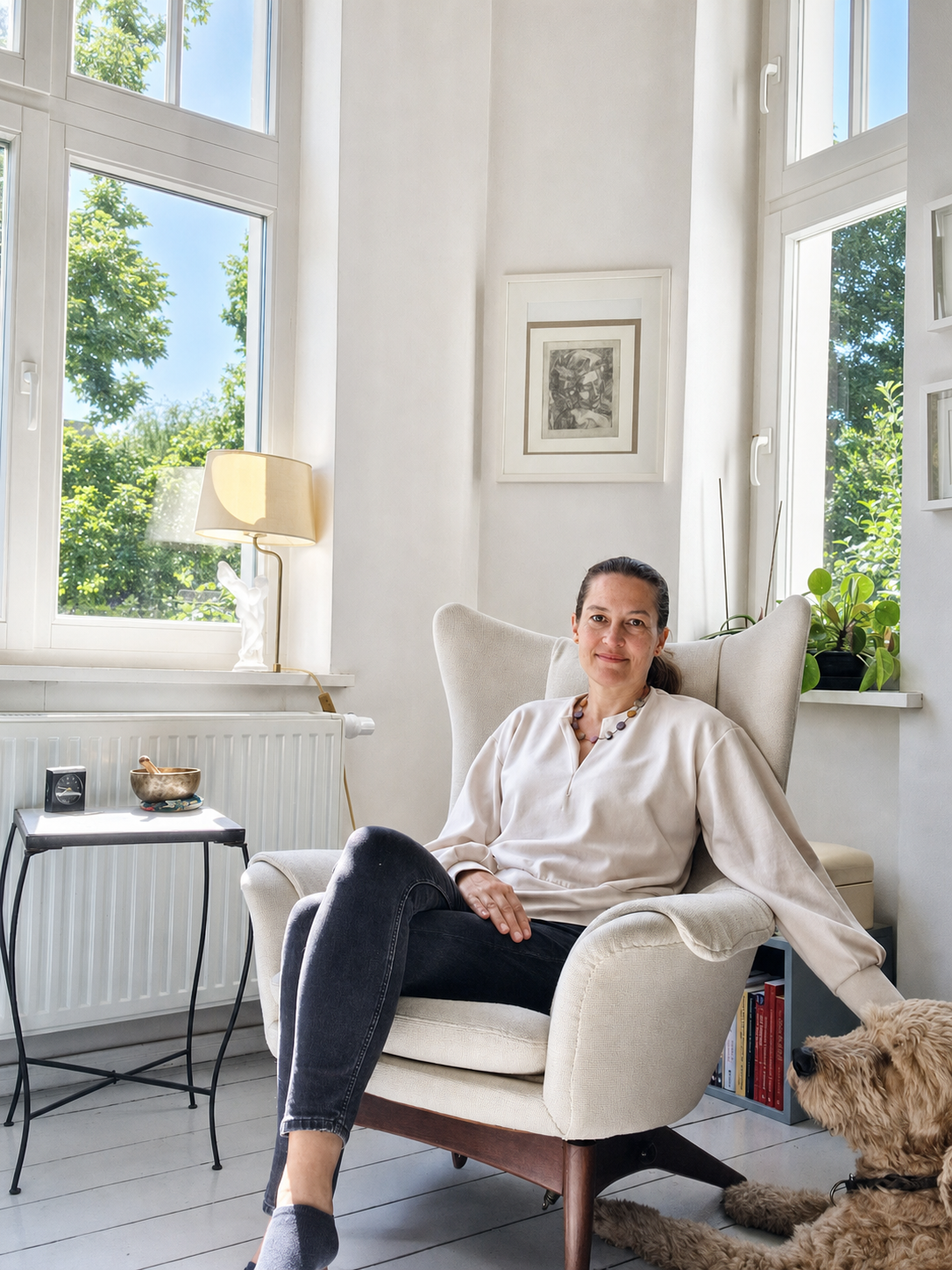 Dr. med. Constance Raimer mit ihrem Praxishund